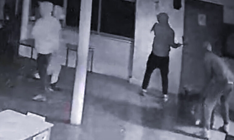 Cámaras de vigilancia registra ingreso de delincuentes a escuela básica de Pudahuel que causó daños y robo