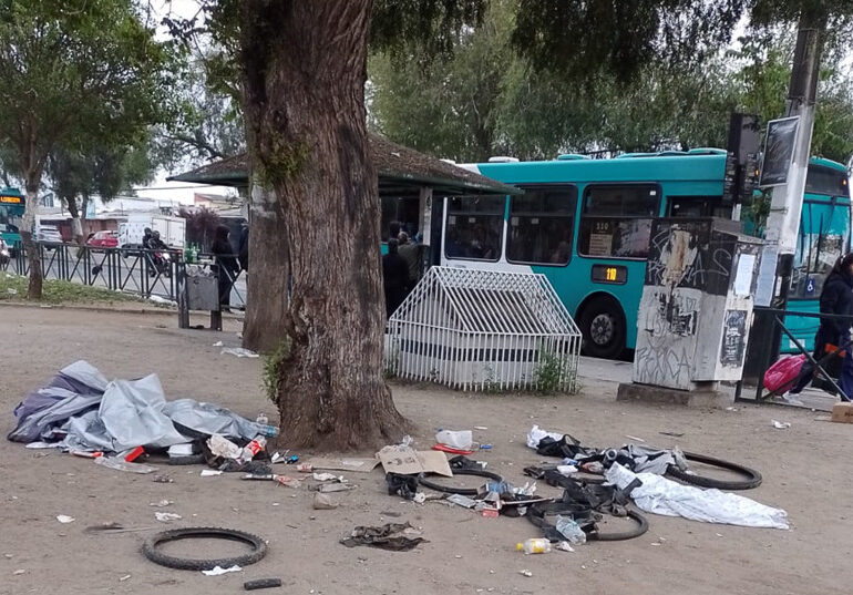 Taller clandestino de bicicletas deja sucio al interior de plaza pública en Pudahuel