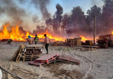 Incendio destruye fábrica de pallet de madera en Pudahuel rural
