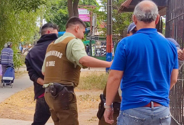 Detienen a delincuentes asaltando a clientes y comerciante al interior de feria libre en Pudahuel