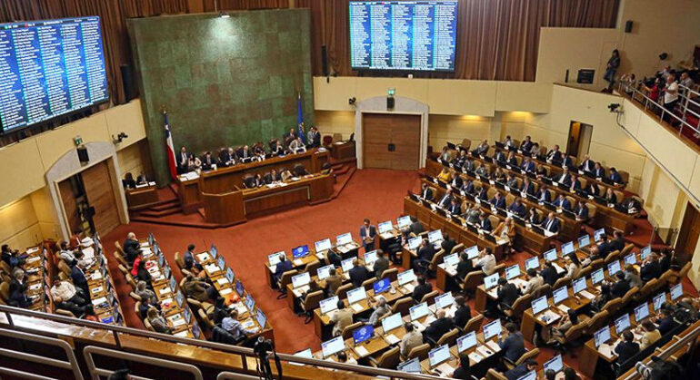 Diputados permiten que sus familiares usen tarjetas cargadas con fondos públicos