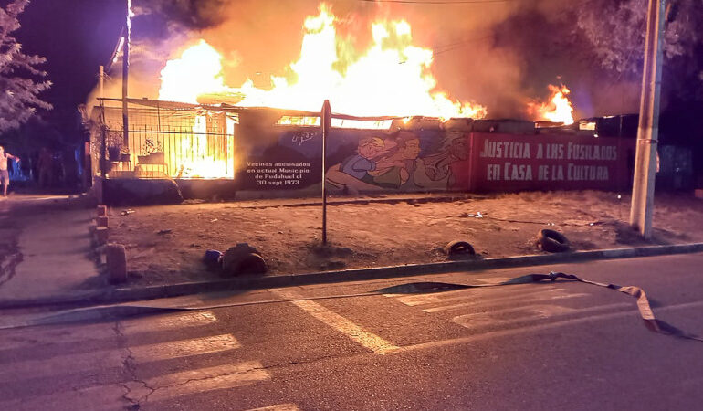 Incendio destruye casa en su totalidad en Pudahuel