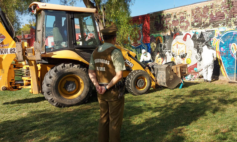 Personal municipal y Carabineros eliminan “rucos” de espacios públicos en Pudahuel