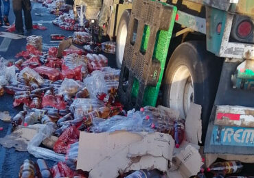 Cargamento de jugos y bebidas caen de camión en movimiento en Pudahuel