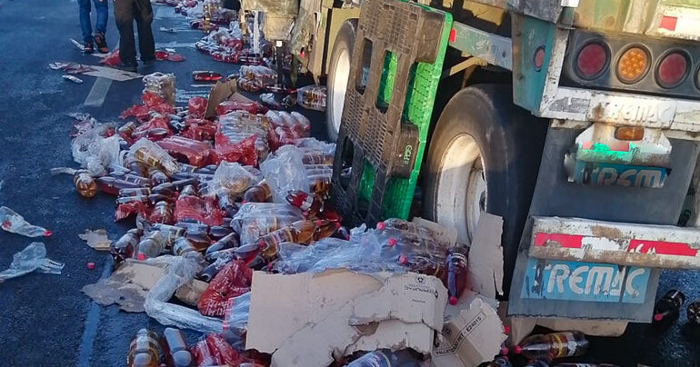 Cargamento de jugos y bebidas caen de camión en movimiento en Pudahuel