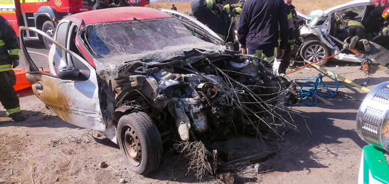 Dos fallecidos en choque frontal de alta energía de vehículos en Pudahuel rural