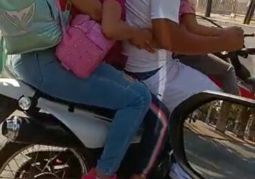 Cuatro personas a bordo de una moto llaman la atención del vecindario en Pudahuel