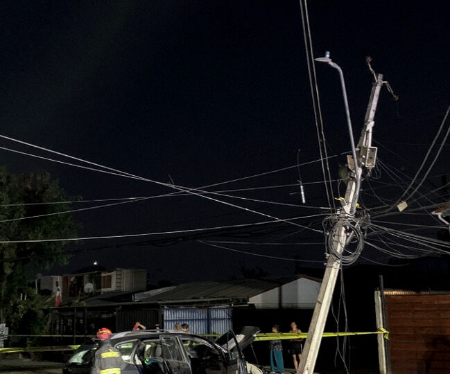 Choque de automóvil con poste del tendió aéreo de cables deja dos personas lesionadas en Pudahuel