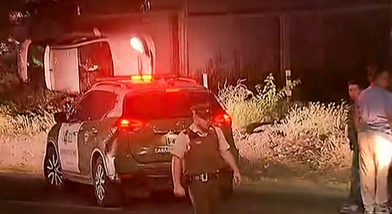 Delincuentes realizan tour delictivo que terminó con vehículo volcado tras darse a la fuga en Pudahuel