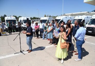 GORE entrega nuevas ambulancias equipadaspara enfrentar el calor en Pudahuel y Cerro Navia.