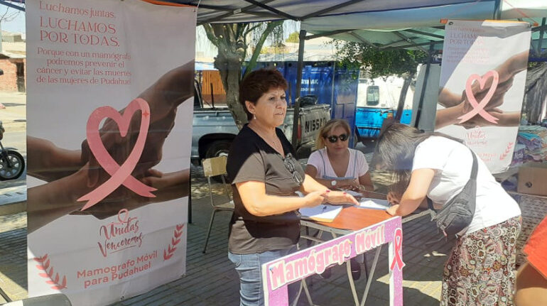Vecinas juntan firmas para exigir mamógrafo móvil en Pudahuel