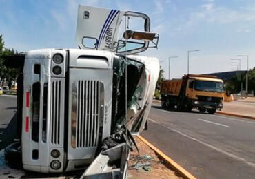 Camión de alto tonelaje vuelca en acceso al aeropuerto en Pudahuel