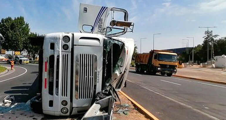 Camión de alto tonelaje vuelca en acceso al aeropuerto en Pudahuel