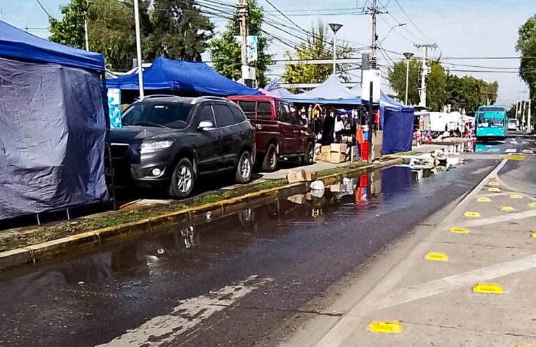 Rompen red de agua y se llevan llaves de control de paso en Pudahuel