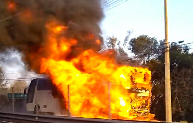 Se incendia bus interprovincial con pasajeros en Pudahuel