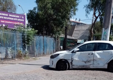 Automóvil que choca con poste y queda a metros de sede vecinal en Pudahuel