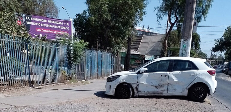 Automóvil que choca con poste y queda a metros de sede vecinal en Pudahuel