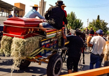Cortejo fúnebre a bordo de un Carretón tirado por caballos llega a cementerio municipal de Pudahuel 