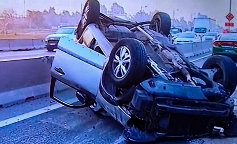 Choque de altas energía deja dos personas heridas y uno de los automóviles volcados en Pudahuel