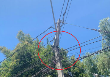 Poste de luz a punto de caerse afecta a vecinos de Villa Los Lagos en Pudahuel