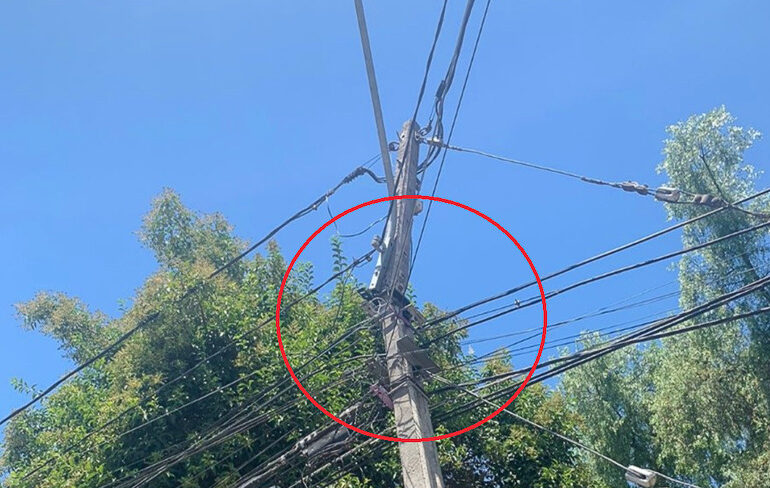Poste de luz a punto de caerse afecta a vecinos de Villa Los Lagos en Pudahuel