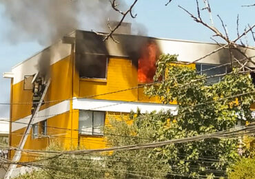 Incendio destruye departamento de un cuarto piso en Pudahuel