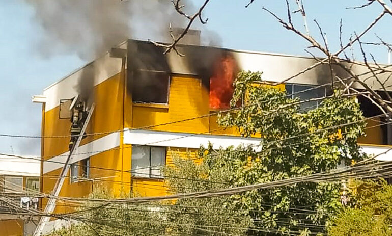 Incendio destruye departamento de un cuarto piso en Pudahuel