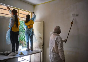 DHL y Municipalidad pintan instalaciones del ex Cread Pudahuel