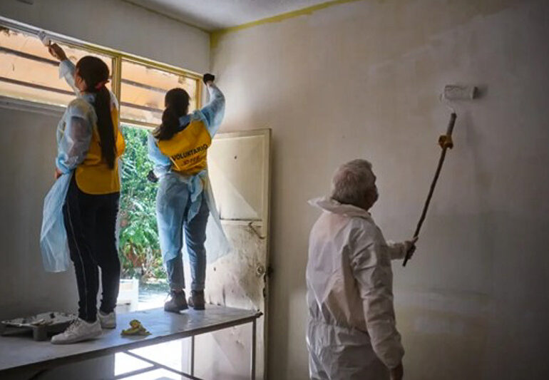 DHL y Municipalidad pintan instalaciones del ex Cread Pudahuel