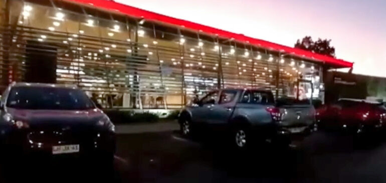 Violento robo de auto en servicentro en Pudahuel