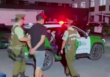 Delincuentes que escapaban en auto robado desde Conchalí chocan taxi en Cerro Navia