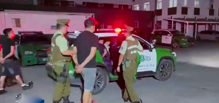 Delincuentes que escapaban en auto robado desde Conchalí chocan taxi en Cerro Navia