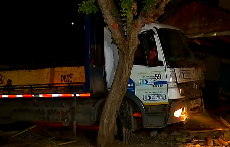 Sujeto que escapaba de carabineros en camión grúa robado choca y derriba pared de casa en Cerro Navia
