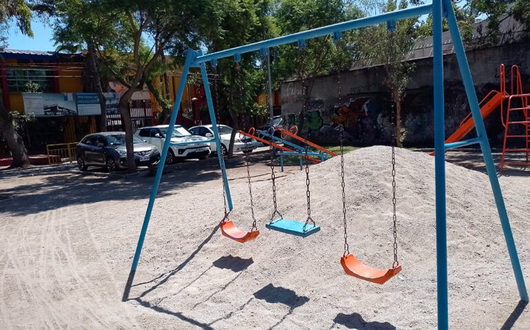 Montículos de maicillos al interior de plaza pública impide el uso de juegos infantiles en Pudahuel