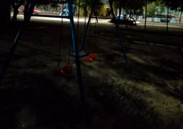 Plazas públicas a oscuras por la noche inquietan a vecinos en Pudahuel