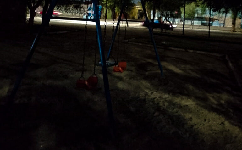 Plazas públicas a oscuras por la noche inquietan a vecinos en Pudahuel