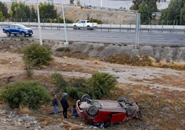 Conductora de automóvil pierde control y termina volcada en la ruta 68 sector Pudahuel