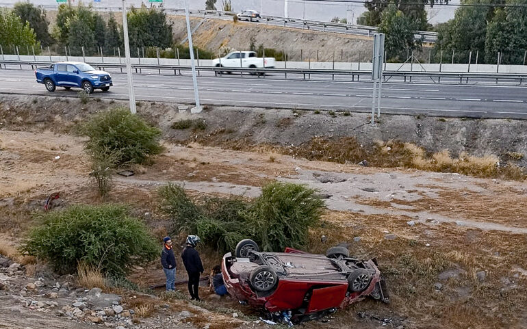 Conductora de automóvil pierde control y termina volcada en la ruta 68 sector Pudahuel