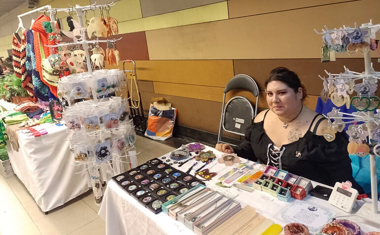 Artesanas de Pudahuel exhiben y venden su trabajo en estación metro San Pablo durante una semana