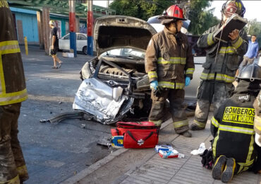 Choque de alta energía de automóviles deja dos personas lesionadas de consideración en Pudahuel
