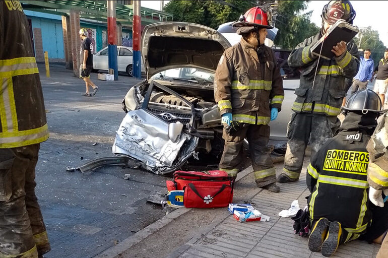 Choque de alta energía de automóviles deja dos personas lesionadas de consideración en Pudahuel