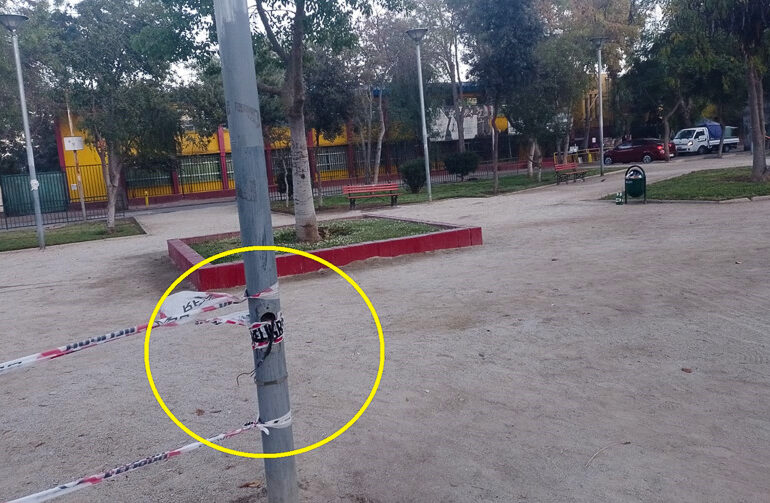 Cables eléctricos cuelgan de postes en plaza pública colindante a escuela básica en Pudahuel