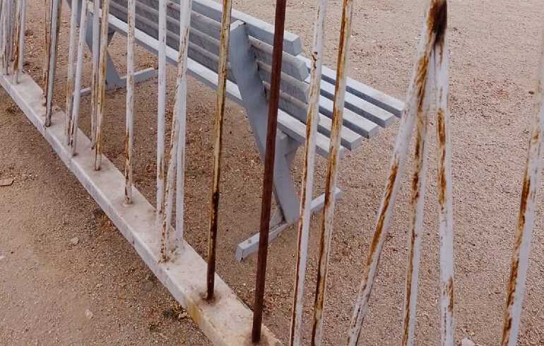 Por falta de mantención se oxida reja perimetral de plaza pública en Pudahuel