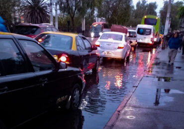 Agua escurre de local comercial se aposa en tramo de avenida Teniente Cruz en Pudahuel