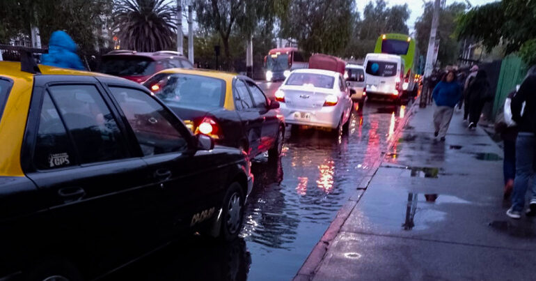 Agua escurre de local comercial se aposa en tramo de avenida Teniente Cruz en Pudahuel