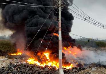 Incendio de neumáticos de vehículos en desuso genera gran columna de humo negro en Pudahuel rural