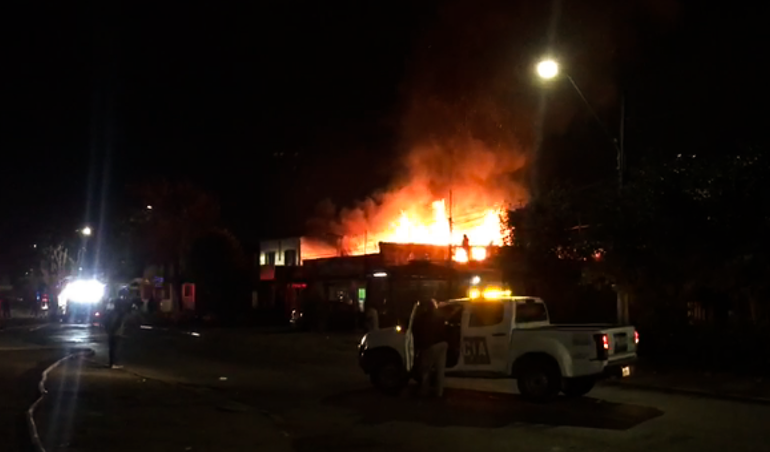 Incendio destruye casa en Cerro Navia y deja a familias extranjeras con la pérdida total de sus enseres