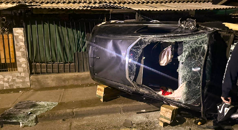 Volcamiento de automóvil deja una persona herida y daños de consideración al vehículo en Pudahuel