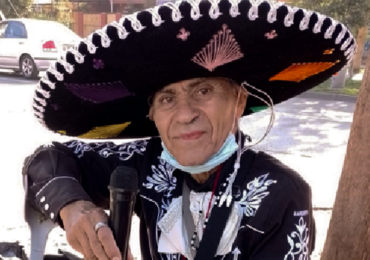 Adulto mayor canta canciones rancheras en ferias libres y persas de Pudahuel