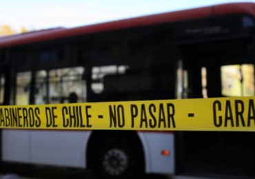 Hombre se esconde bajo un bus y muere aplastado en Cerro Navia